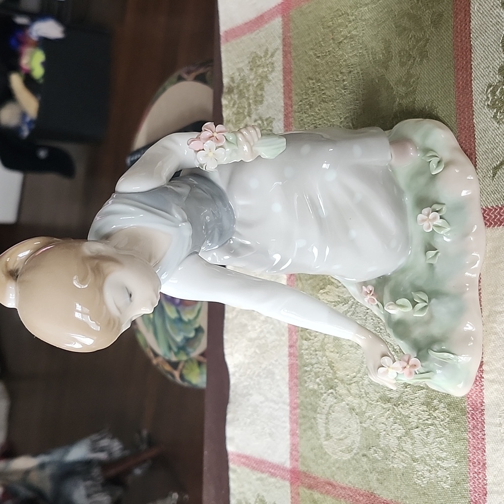 Lladro Spain Porcelain Figurine #1172 Elegant Porcelain Figurine with Flowers